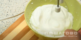 Фото приготовления рецепта: Лимонные панкейки на кефире с шоколадной начинкой - шаг 3