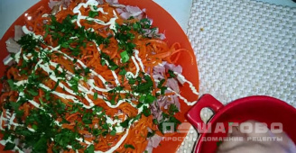 Фото приготовления рецепта: Салат с куриным копченым окорочком - шаг 3