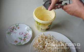 Фото приготовления рецепта: Сыр с чесноком и майонезом - шаг 3