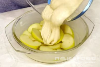 Фото приготовления рецепта: Быстрая яблочная шарлотка - шаг 3