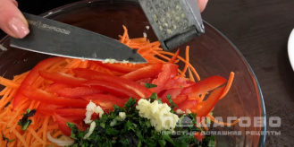 Фото приготовления рецепта: Кабачки с морковью по-корейски - шаг 8