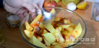 Фото приготовления рецепта: Голень индейки в рукаве с картофелем - шаг 7