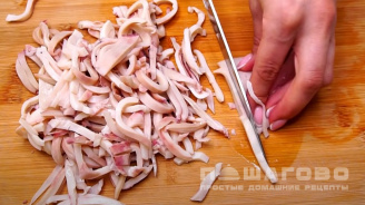 Фото приготовления рецепта: Салат из кальмаров со свежими огурцами - шаг 1