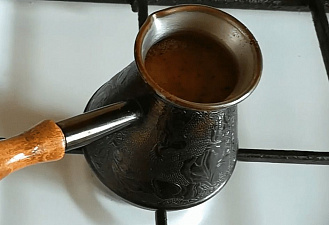 Фото приготовления рецепта: Кофе с корицей - шаг 1