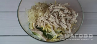 Фото приготовления рецепта: Салат «Министерский» с куриной грудкой и яичными блинчиками - шаг 6