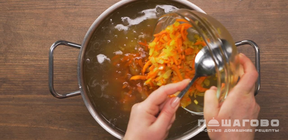 Фото приготовления рецепта: Рассольник классический с перловкой и огурцами - шаг 7