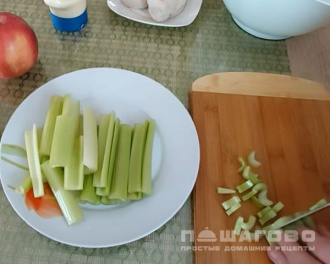 Фото приготовления рецепта: Салат с ананасом, куриной грудкой и сельдереем - шаг 1