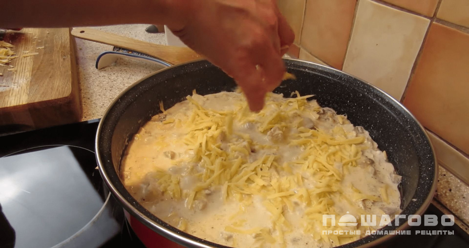 Фото приготовления рецепта: Жульен с курицей и грибами на сковороде - шаг 4