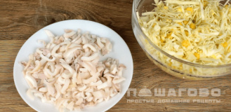 Фото приготовления рецепта: Салат с кальмарами и кукурузой - шаг 2