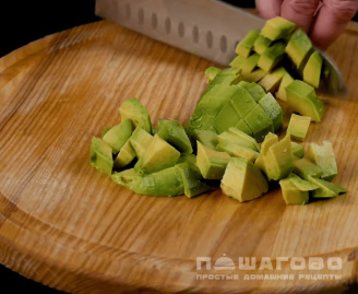 Фото приготовления рецепта: Салат с авокадо и креветками - шаг 2