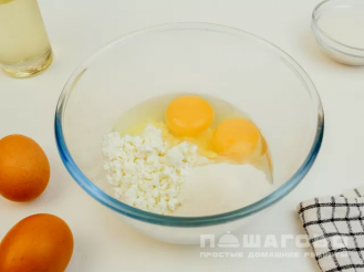 Фото приготовления рецепта: Сладкий творожный омлет с молоком - шаг 1