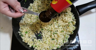 Фото приготовления рецепта: Рис жареный с яйцом - шаг 6