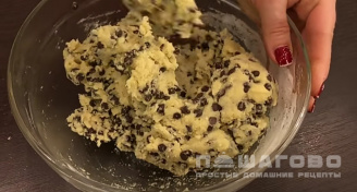 Фото приготовления рецепта: Американское печенье с шоколадной крошкой - шаг 9