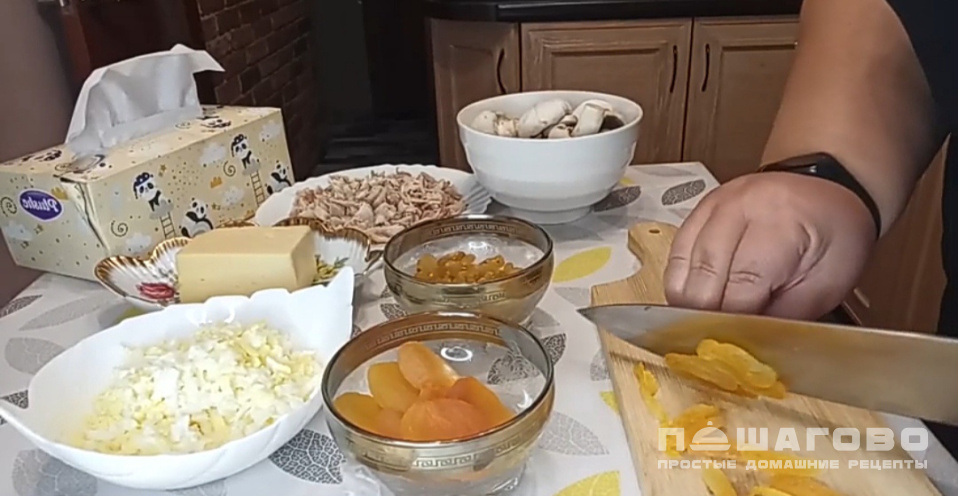 Фото приготовления рецепта: Салат с курагой и курицей - шаг 1