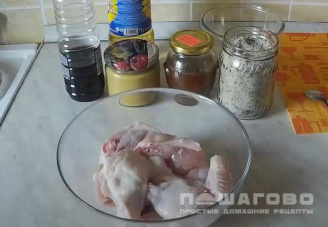 Фото приготовления рецепта: Куриные крылышки в медово-соевом соусе с чесноком - шаг 1