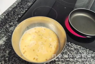 Фото приготовления рецепта: Картофельный омлет - шаг 3