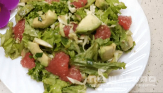 Фото приготовления рецепта: Зеленый салат с грейпфрутом - шаг 4