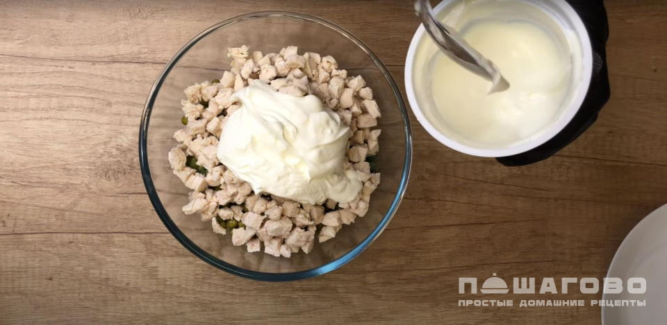 Фото приготовления рецепта: Куриный салат с огурцами и горошком - шаг 6
