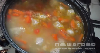 Фото приготовления рецепта: Суп с фрикадельками и плавленым сыром - шаг 9