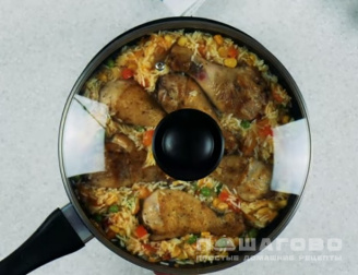 Фото приготовления рецепта: Курица с рисом и овощами по-каталонски - шаг 4