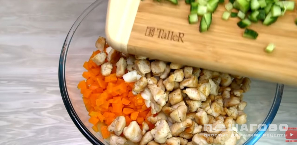 Фото приготовления рецепта: Салат оливье с мясом и свежими огурцами - шаг 9