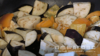 Фото приготовления рецепта: Паштет из жареных баклажанов с творогом - шаг 2