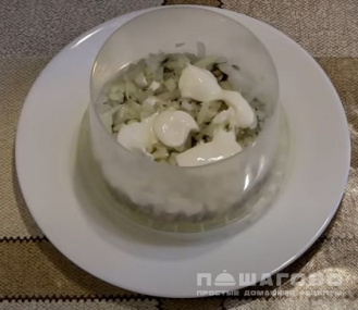 Фото приготовления рецепта: Классический салат «Мимоза» - шаг 6