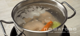 Фото приготовления рецепта: Суп из куриного окорочка - шаг 1