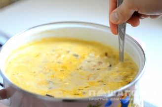 Фото приготовления рецепта: Сырный суп с грибами - шаг 7