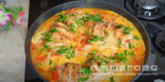 Фото приготовления рецепта: Куриные окорочка с яйцами и овощами на сковороде - шаг 10