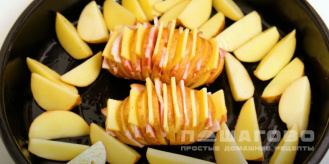 Фото приготовления рецепта: Картошка-гармошка с чесноком и укропом в духовке - шаг 8