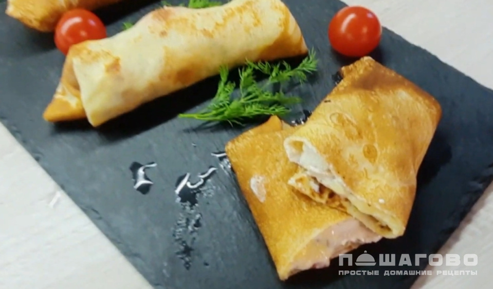 Фото приготовления рецепта: Блинчики с курицей и сыром - шаг 3