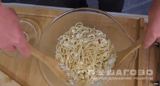 Фото приготовления рецепта: Спагетти с сыром - шаг 7