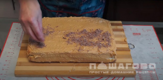 Фото приготовления рецепта: Бисквитное пирожное с масляным кремом - шаг 11