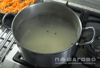 Фото приготовления рецепта: Суп из сайры с рисом - шаг 1
