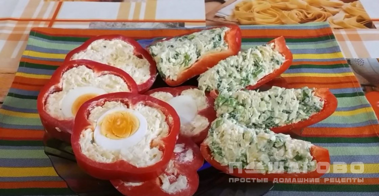 Болгарский перец фаршированный яйцом и сыром
