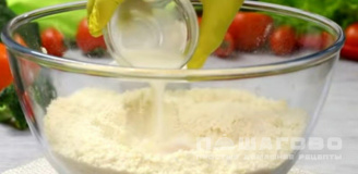 Фото приготовления рецепта: Киш с брокколи и чесноком - шаг 3