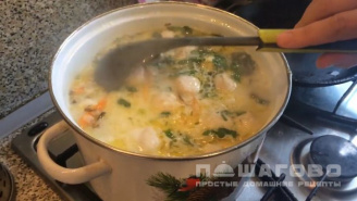 Фото приготовления рецепта: Сырный суп с куриными фрикадельками - шаг 10