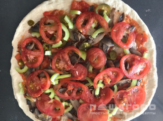 Фото приготовления рецепта: Вегетарианская пицца - шаг 4