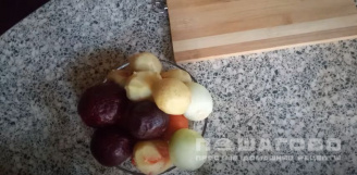 Фото приготовления рецепта: Винегрет с колбасой и солеными огурцами - шаг 2