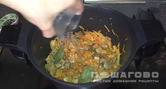 Фото приготовления рецепта: Солянка из капусты с мясом - шаг 7