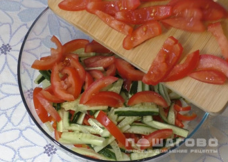Фото приготовления рецепта: Салат с вареной курицей - шаг 2