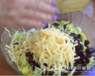 Фото приготовления рецепта: Салат с фасолью и пекинской капустой - шаг 3