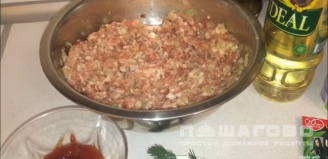 Фото приготовления рецепта: Тефтели в мультиварке в соусе со сметаной - шаг 1