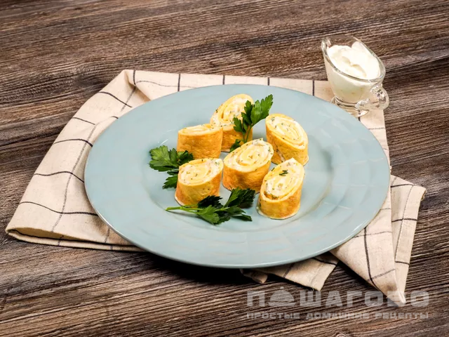 Рулет из омлета с плавленным сыром