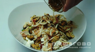 Фото приготовления рецепта: Легкий овощной салат с морепродуктами в масле - шаг 2