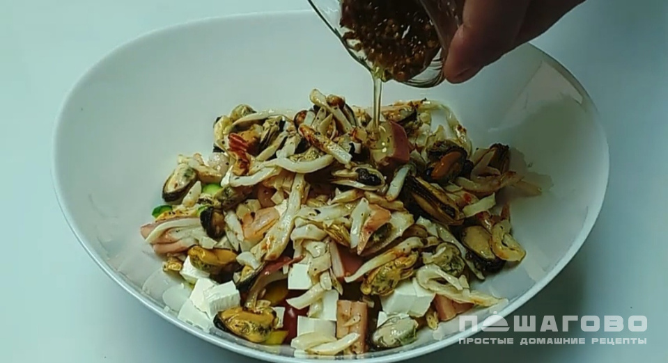 Фото приготовления рецепта: Легкий овощной салат с морепродуктами в масле - шаг 2