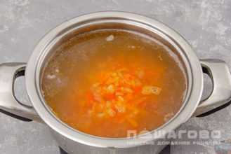 Фото приготовления рецепта: Гречневый суп с курицей и овощами - шаг 5