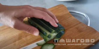 Фото приготовления рецепта: Салат с корейской морковью и колбасой - шаг 1