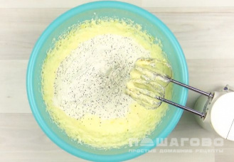 Фото приготовления рецепта: Лимонный кекс с маком - шаг 3